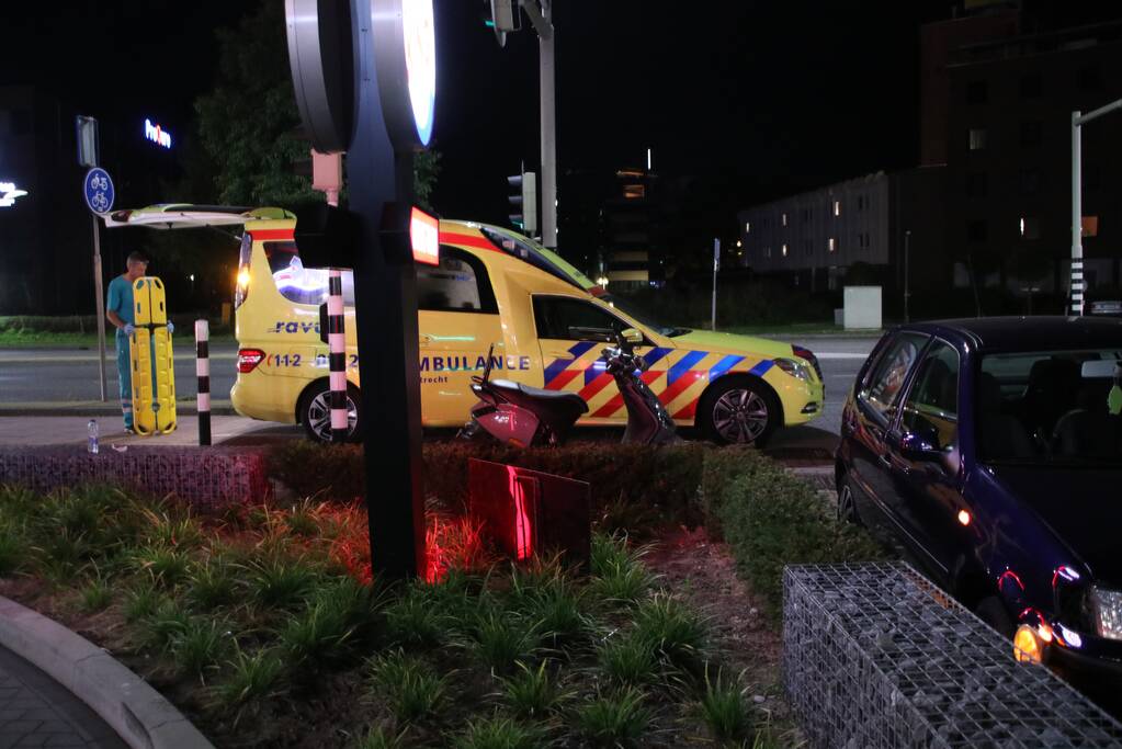 Brommer botst op auto Ã©Ã©n gewonde