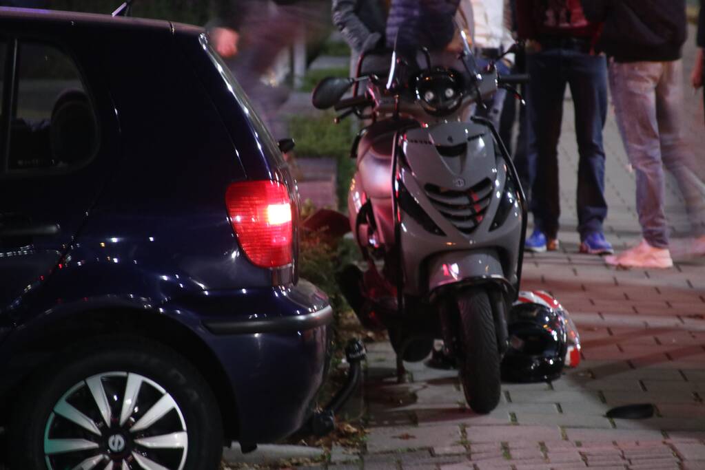 Brommer botst op auto Ã©Ã©n gewonde