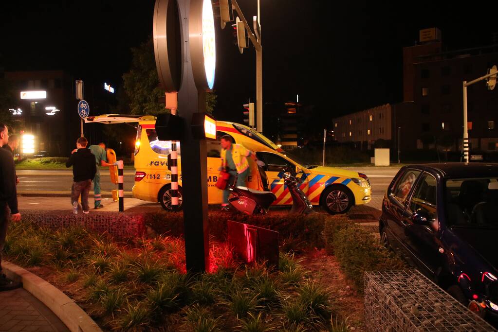 Brommer botst op auto Ã©Ã©n gewonde