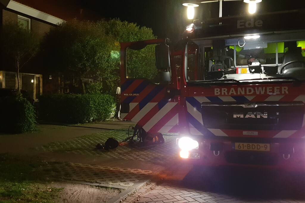 Aanbouw in brand woning vol rook