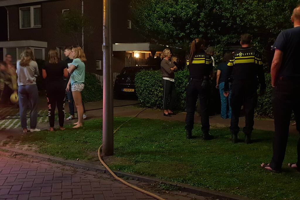 Aanbouw in brand woning vol rook