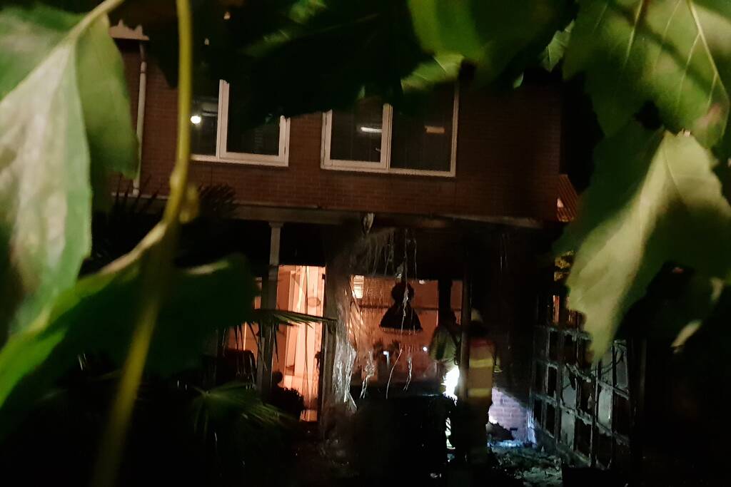 Aanbouw in brand woning vol rook