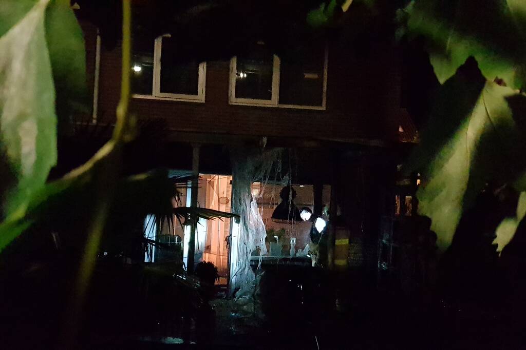 Aanbouw in brand woning vol rook