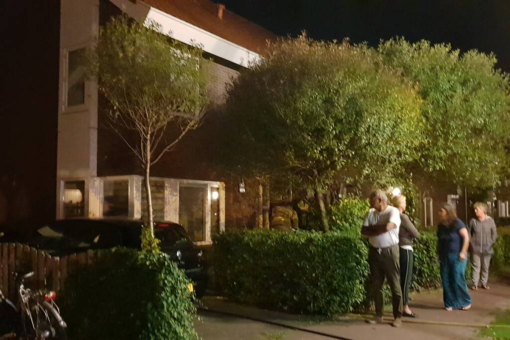 Aanbouw in brand woning vol rook