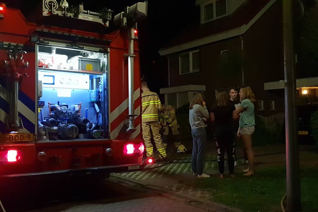 Aanbouw in brand woning vol rook