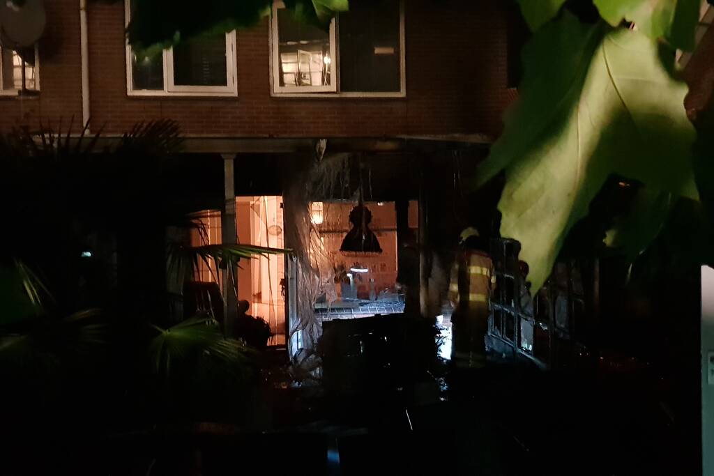 Aanbouw in brand woning vol rook