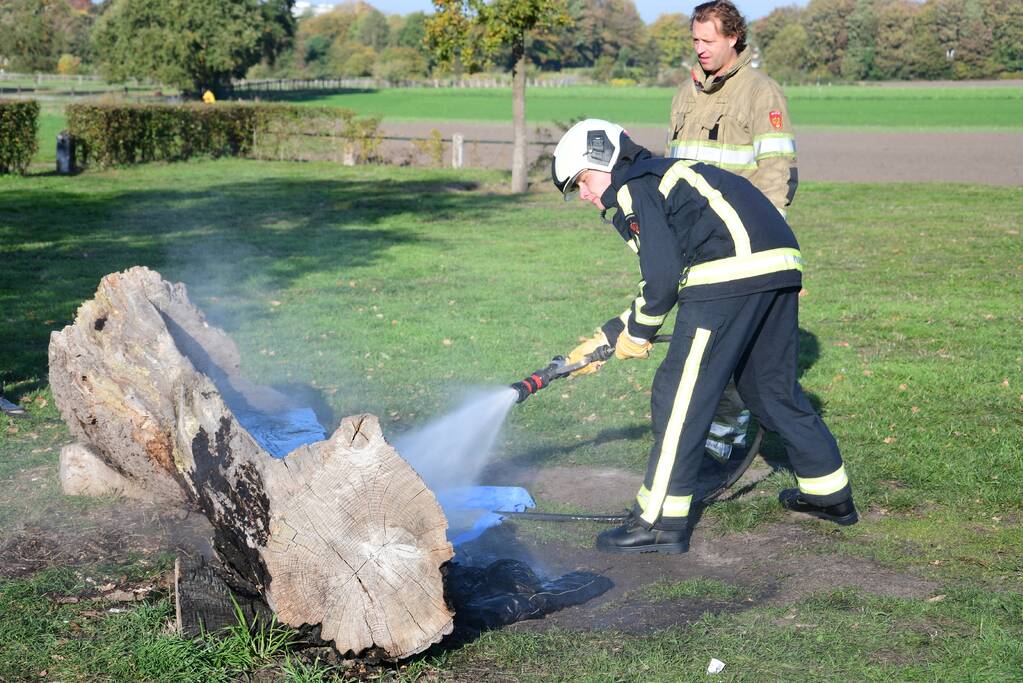 Jassen met warme boodschap in brand gestoken