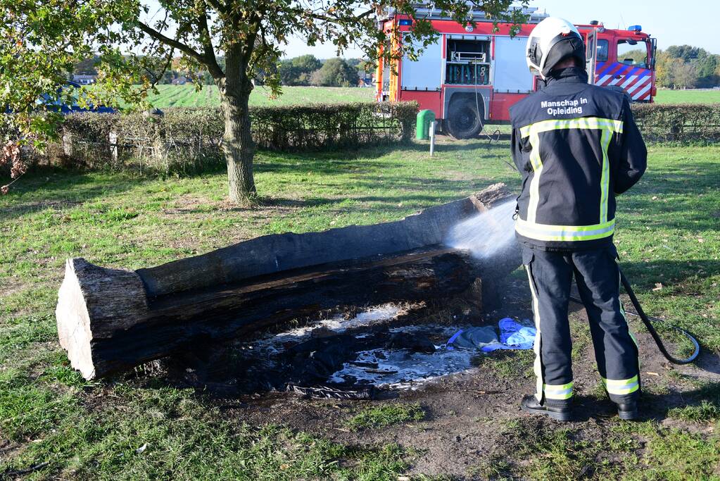 Jassen met warme boodschap in brand gestoken
