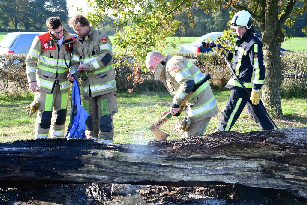 Jassen met warme boodschap in brand gestoken