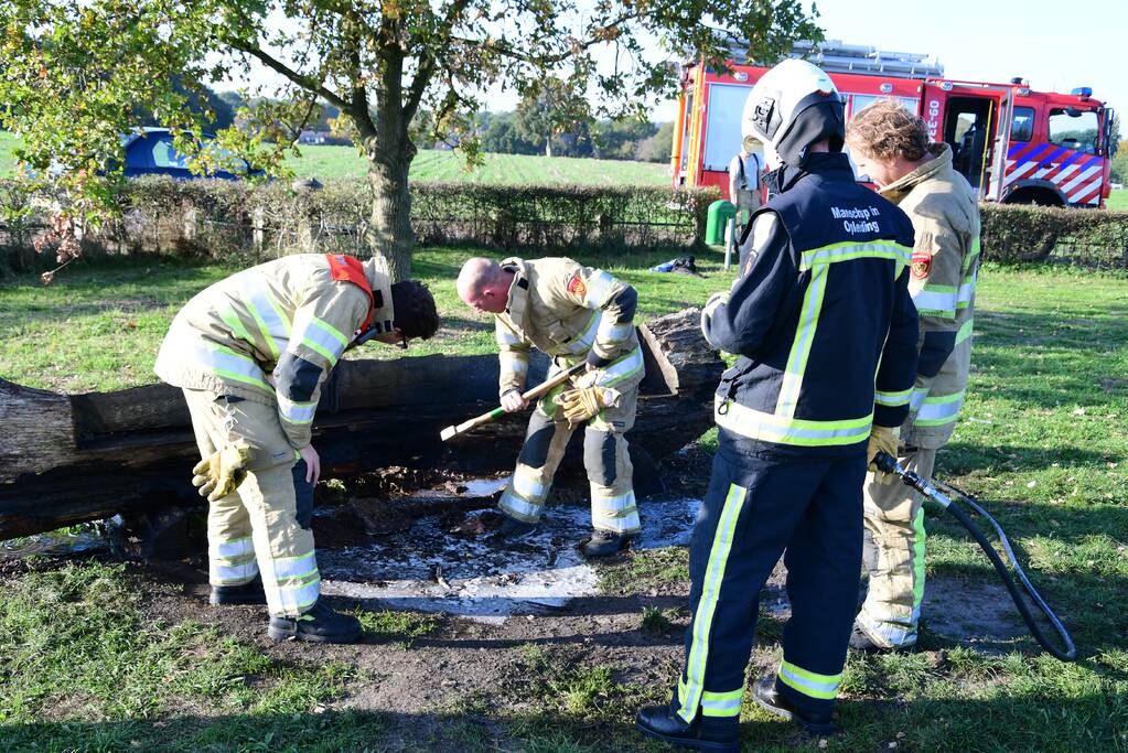 Jassen met warme boodschap in brand gestoken