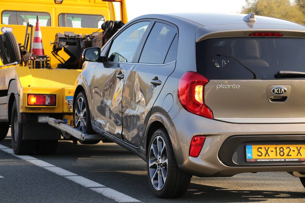 Rijbaan afgesloten na aanrijding met een vrachtwagen