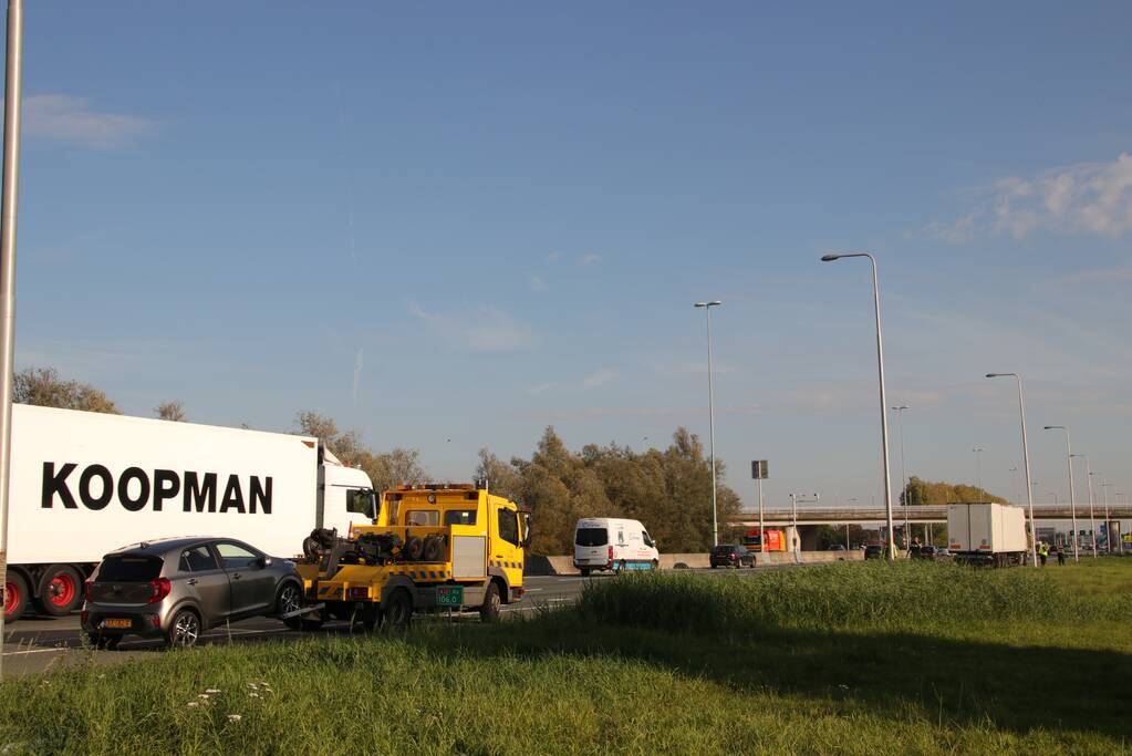 Rijbaan afgesloten na aanrijding met een vrachtwagen