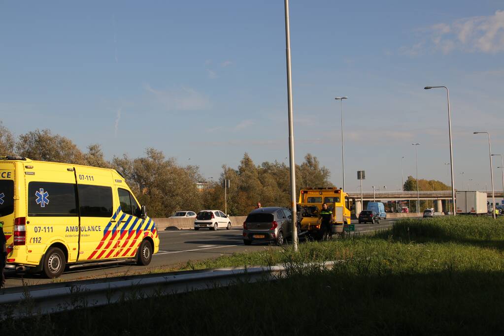 Rijbaan afgesloten na aanrijding met een vrachtwagen