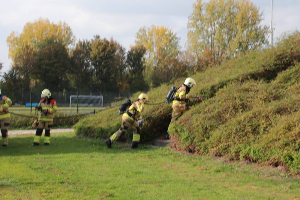 Groenstrook tegen sporthal in brand gestoken