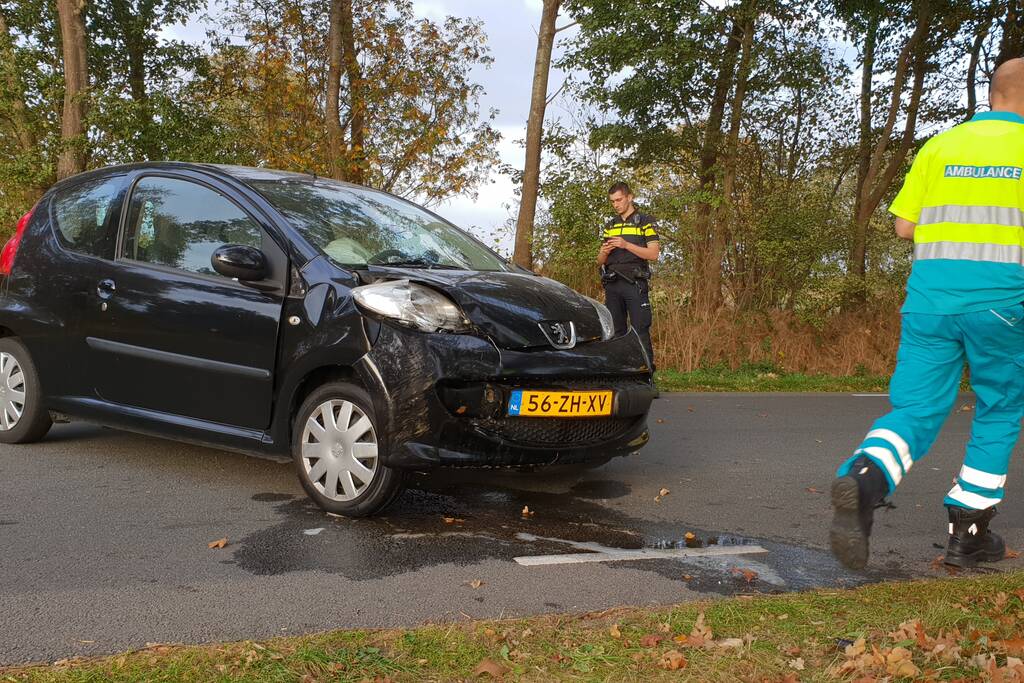 Auto rijdt tegen boom Ã©Ã©n gewonde