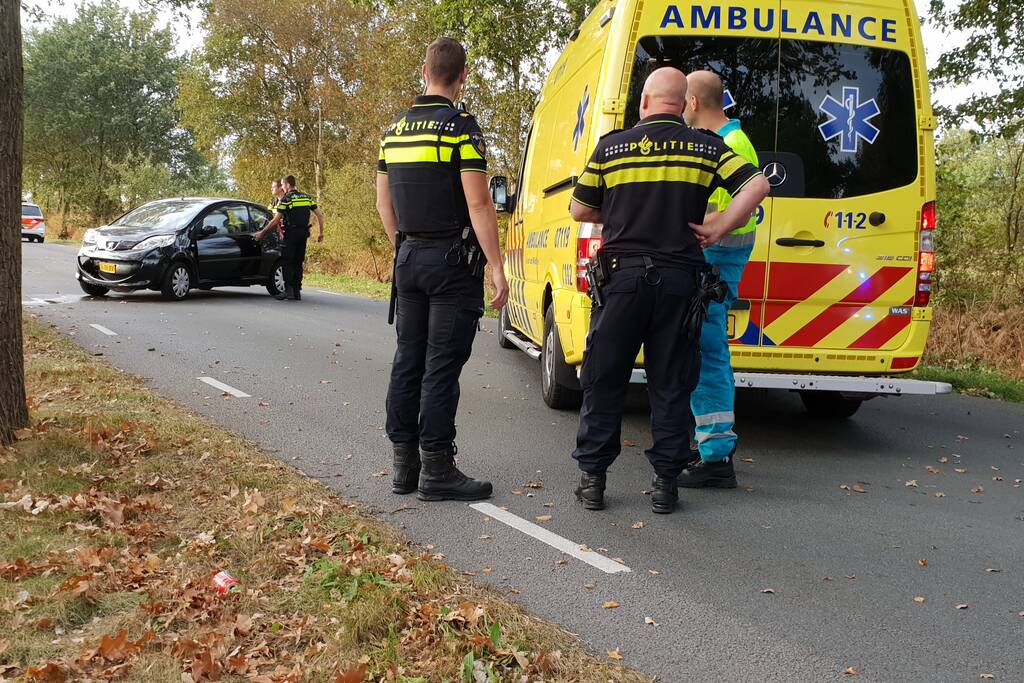 Auto rijdt tegen boom Ã©Ã©n gewonde
