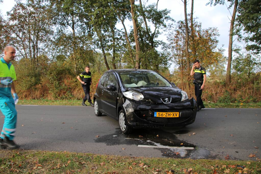 Auto rijdt tegen boom Ã©Ã©n gewonde