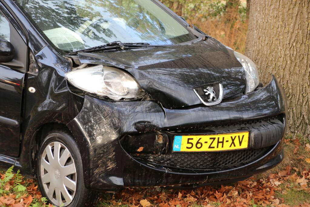 Auto rijdt tegen boom Ã©Ã©n gewonde