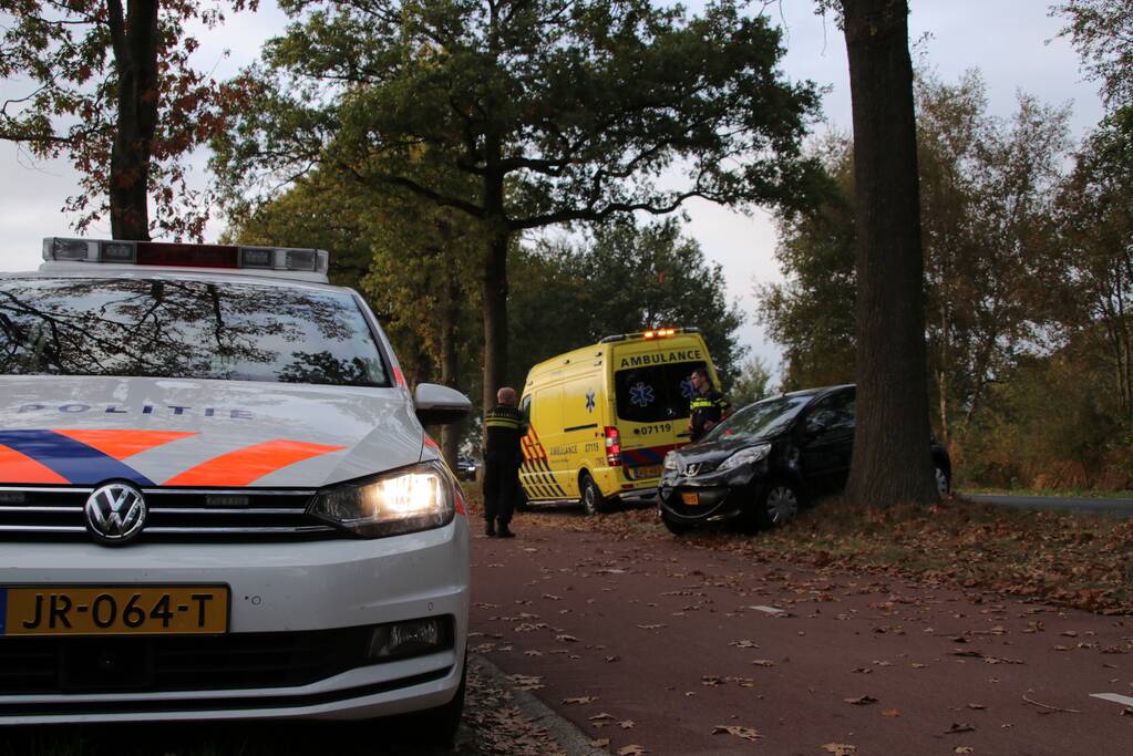 Auto rijdt tegen boom Ã©Ã©n gewonde