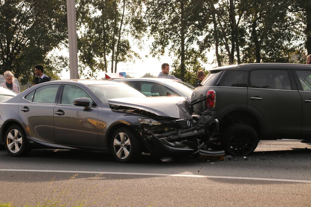 Snelweg afgesloten na aanrijding met vier auto's