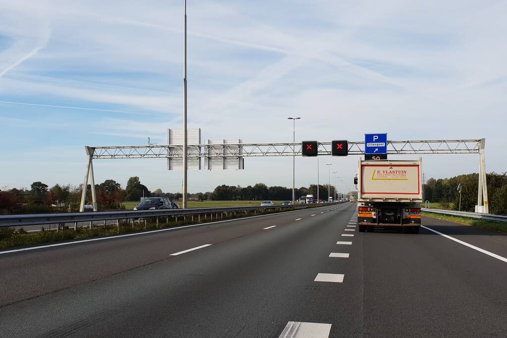 Snelweg afgesloten na aanrijding met vier auto's