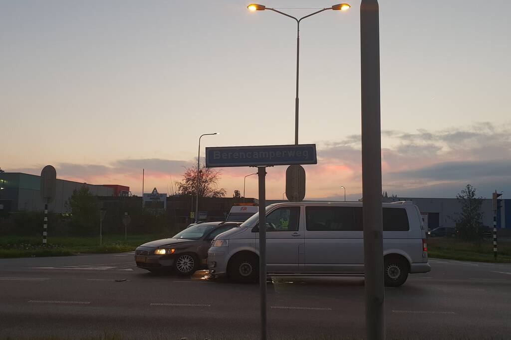 Auto rijdt door rood met aanrijding tot gevolg