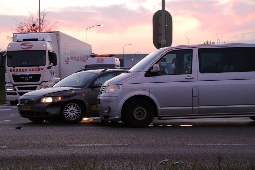 Auto rijdt door rood met aanrijding tot gevolg