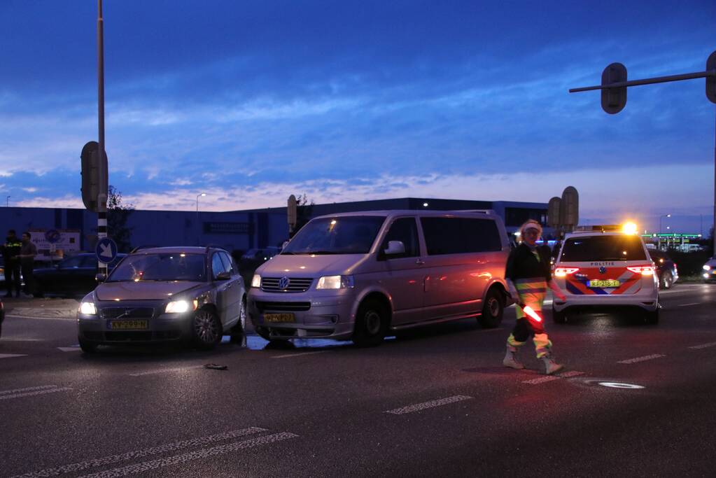 Auto rijdt door rood met aanrijding tot gevolg