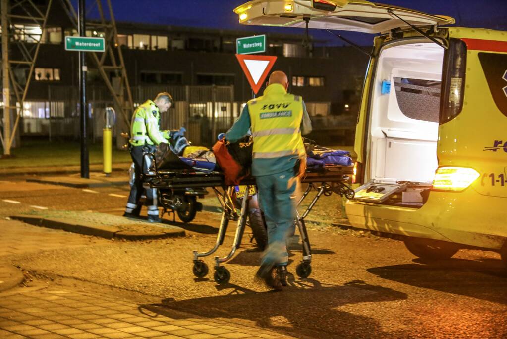 Brommerrijder gewond na uitglijder op nat wegdek