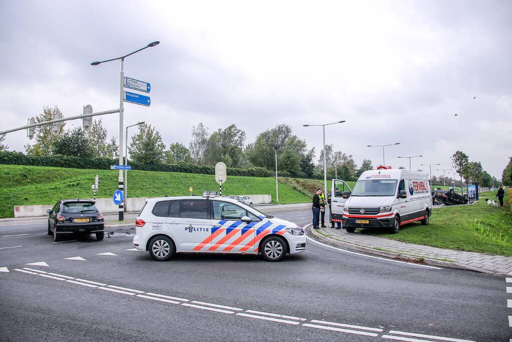 Auto belandt op de kop bij aanrijding