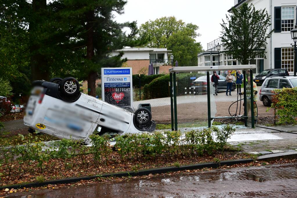 Bestelauto ramt boom en bushok en vliegt over de kop