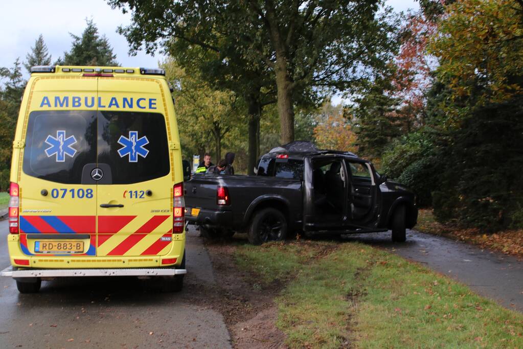 Bestuurder belandt tegen boom