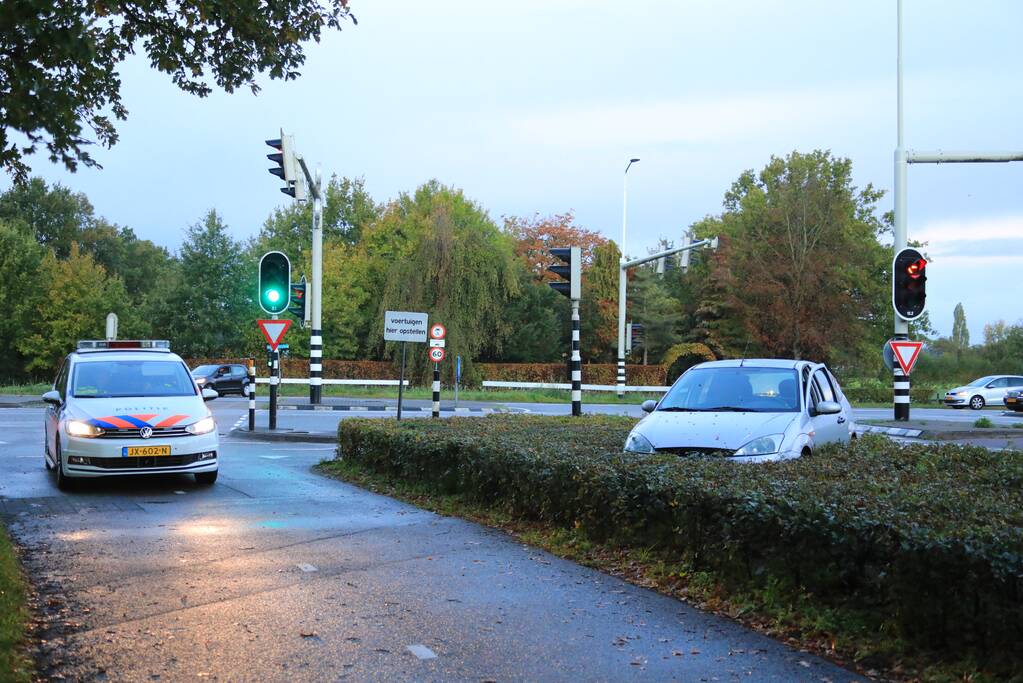Auto vliegt uit de bocht belandt in bosschage