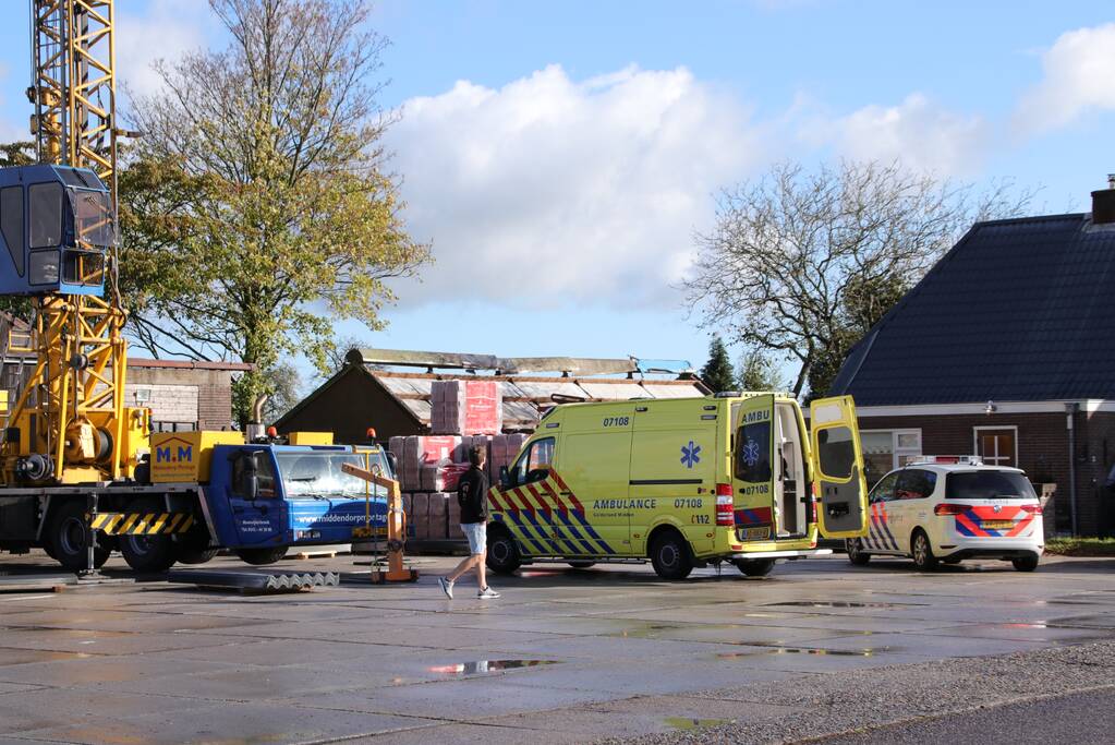 Persoon zwaargewond bij werkzaamheden op een dak