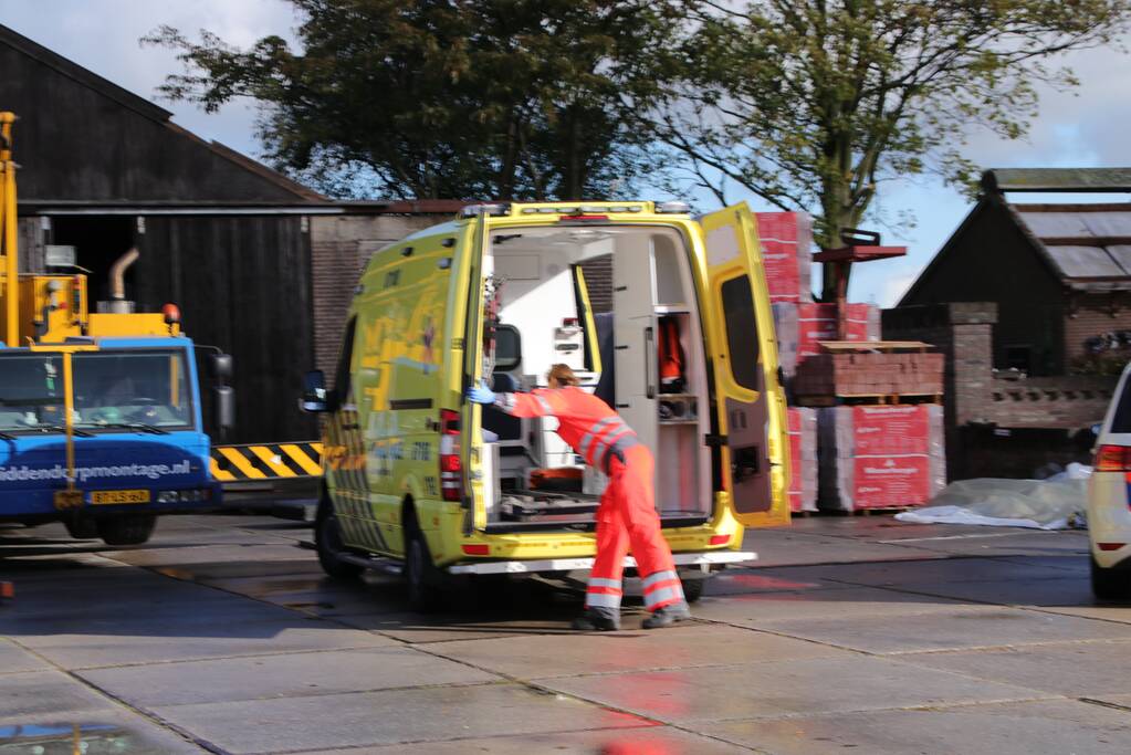 Persoon zwaargewond bij werkzaamheden op een dak