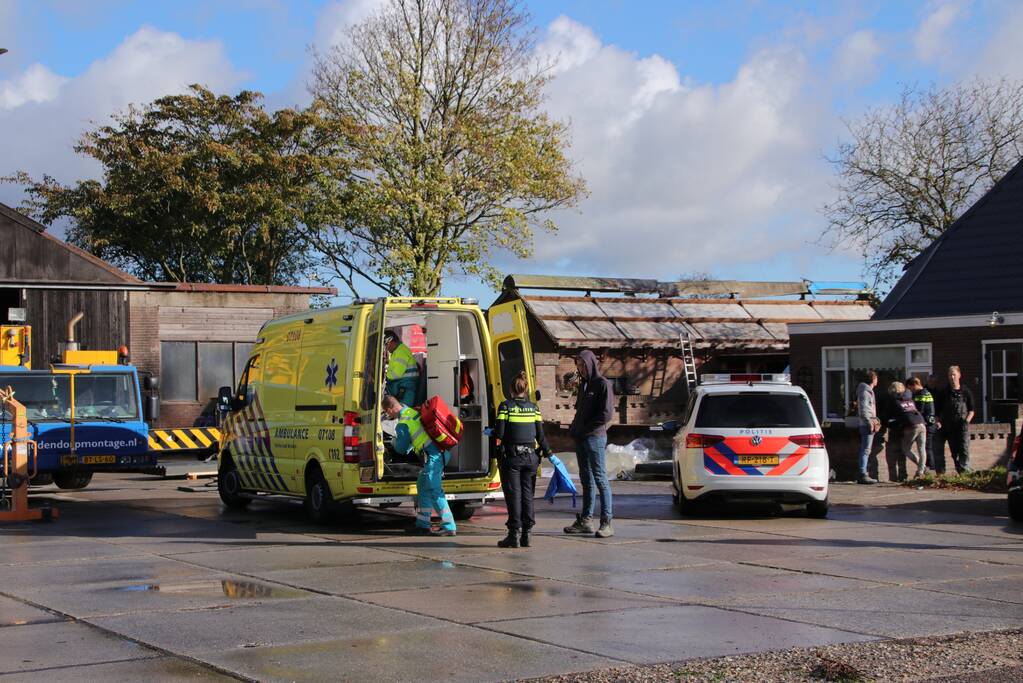 Persoon zwaargewond bij werkzaamheden op een dak
