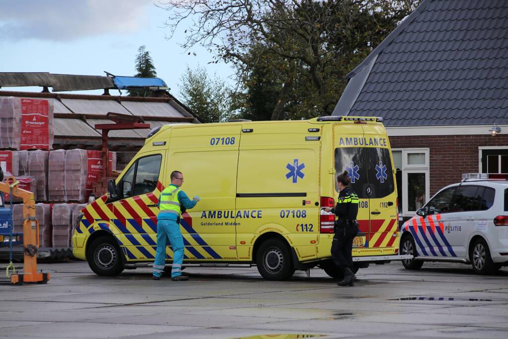 Persoon zwaargewond bij werkzaamheden op een dak