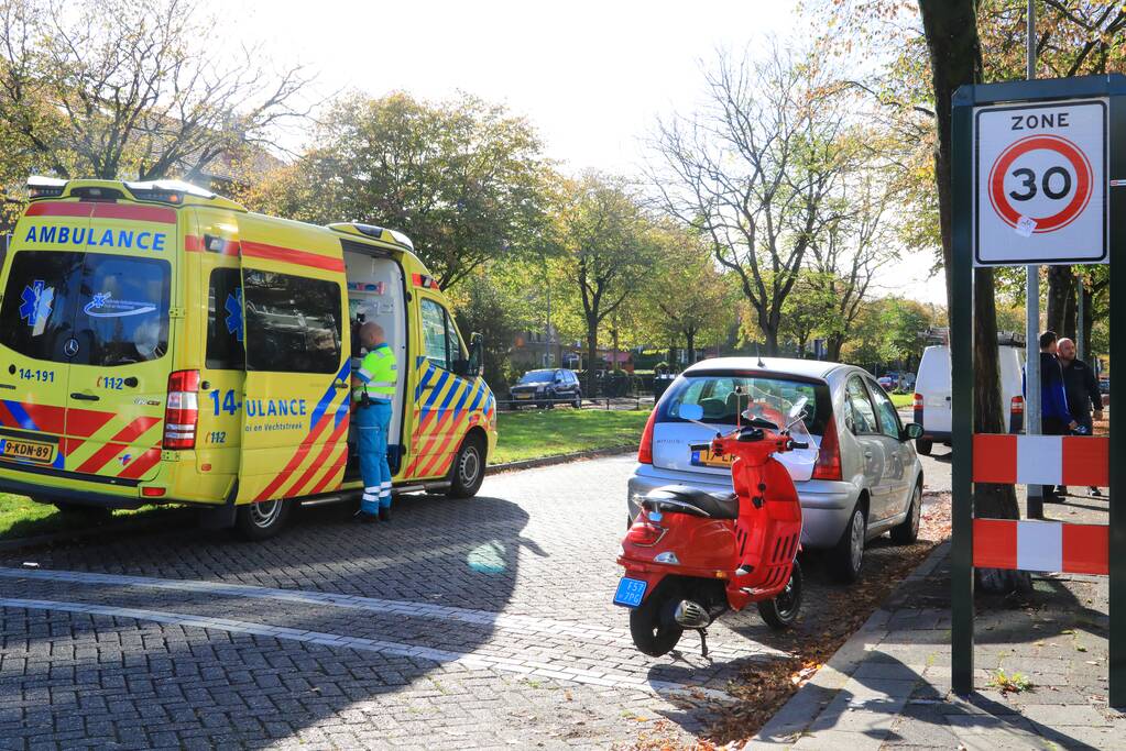 Jonge dame op snorscooter aangereden