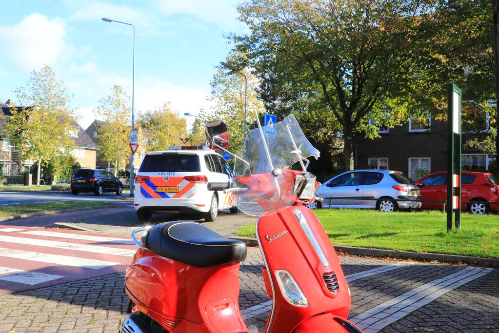 Jonge dame op snorscooter aangereden