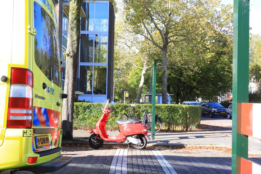 Jonge dame op snorscooter aangereden