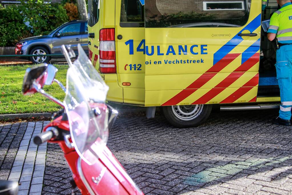 Jonge dame op snorscooter aangereden