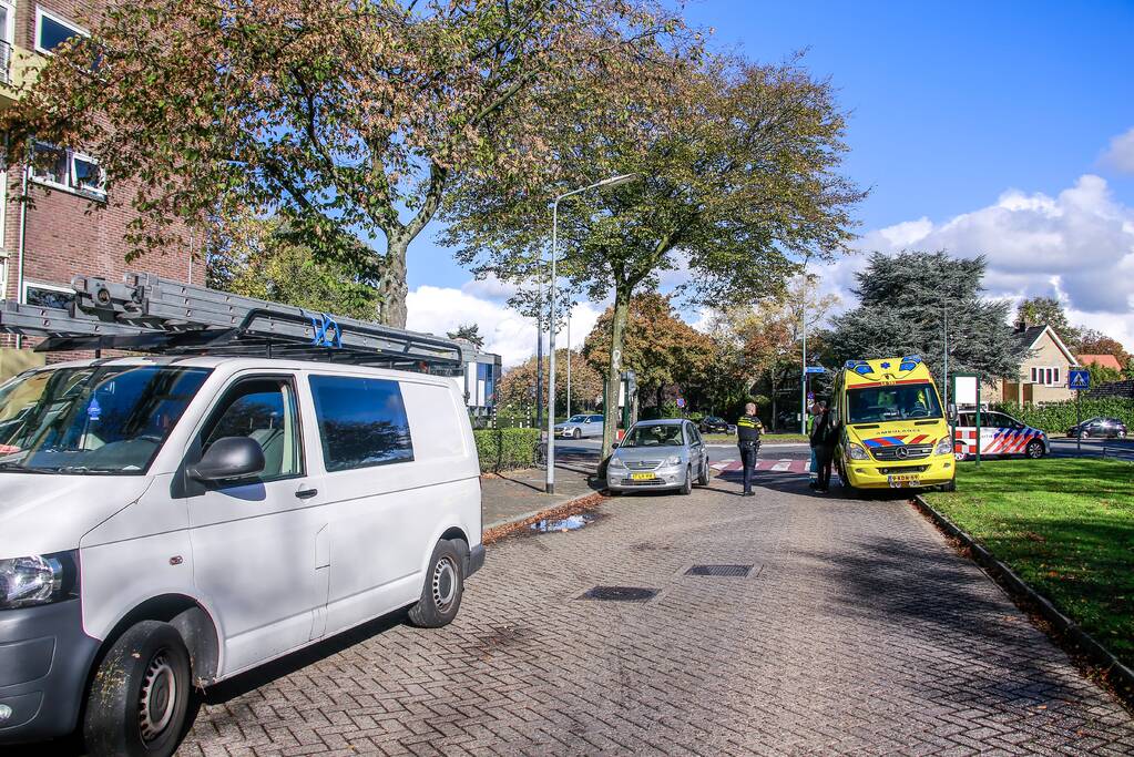 Jonge dame op snorscooter aangereden