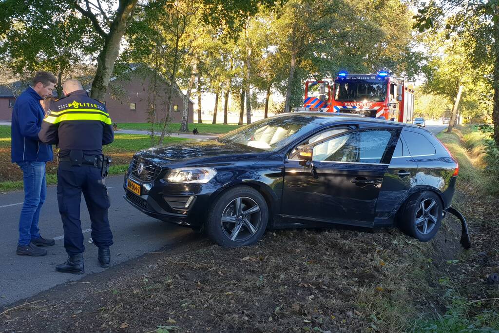 Twee auto's botsen op elkaar
