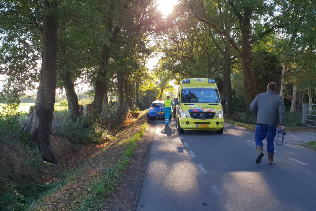 Twee auto's botsen op elkaar