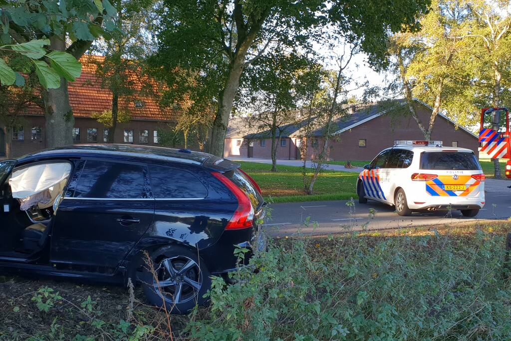Twee auto's botsen op elkaar