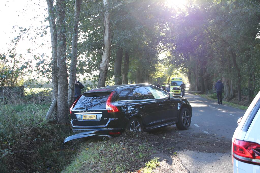 Twee auto's botsen op elkaar