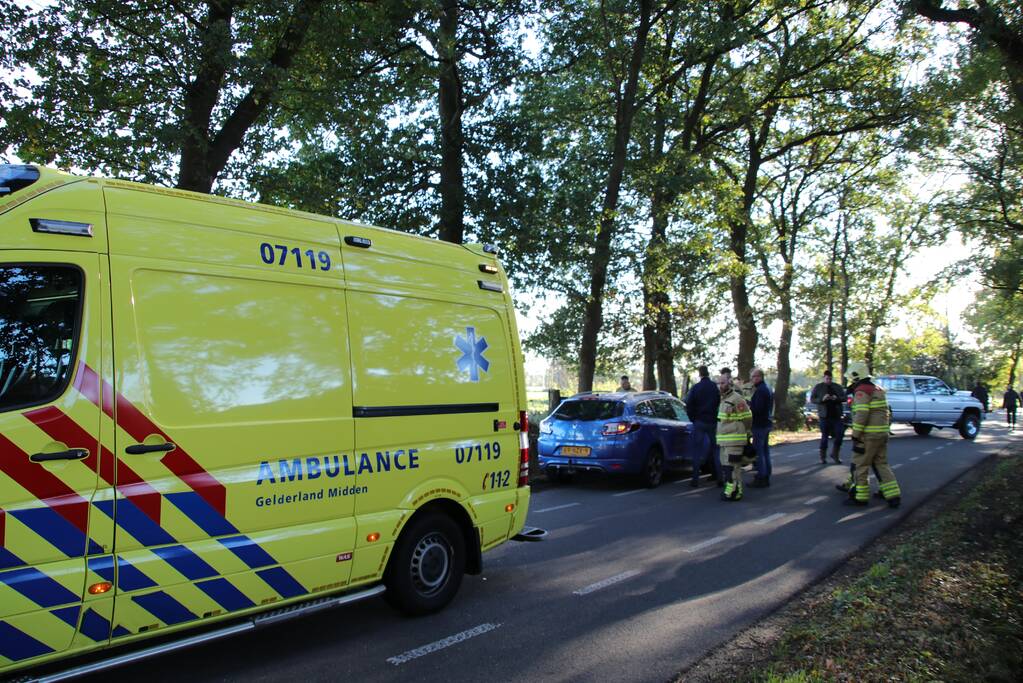 Twee auto's botsen op elkaar