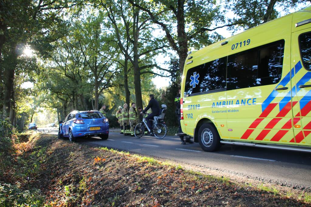 Twee auto's botsen op elkaar