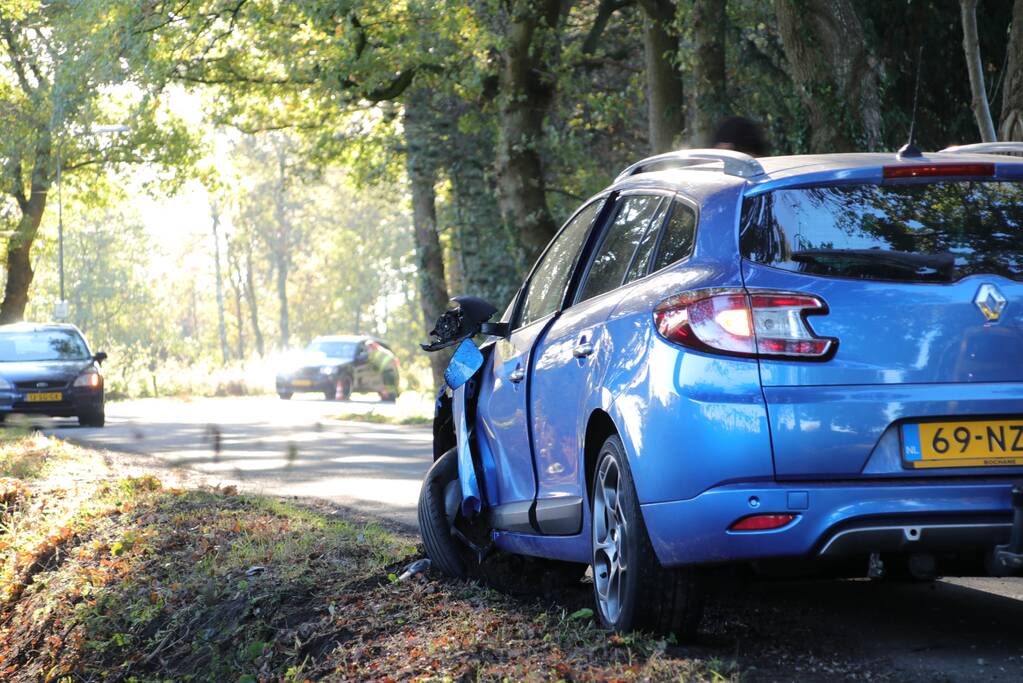 Twee auto's botsen op elkaar