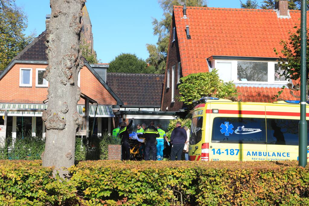 Persoon valt van ladder